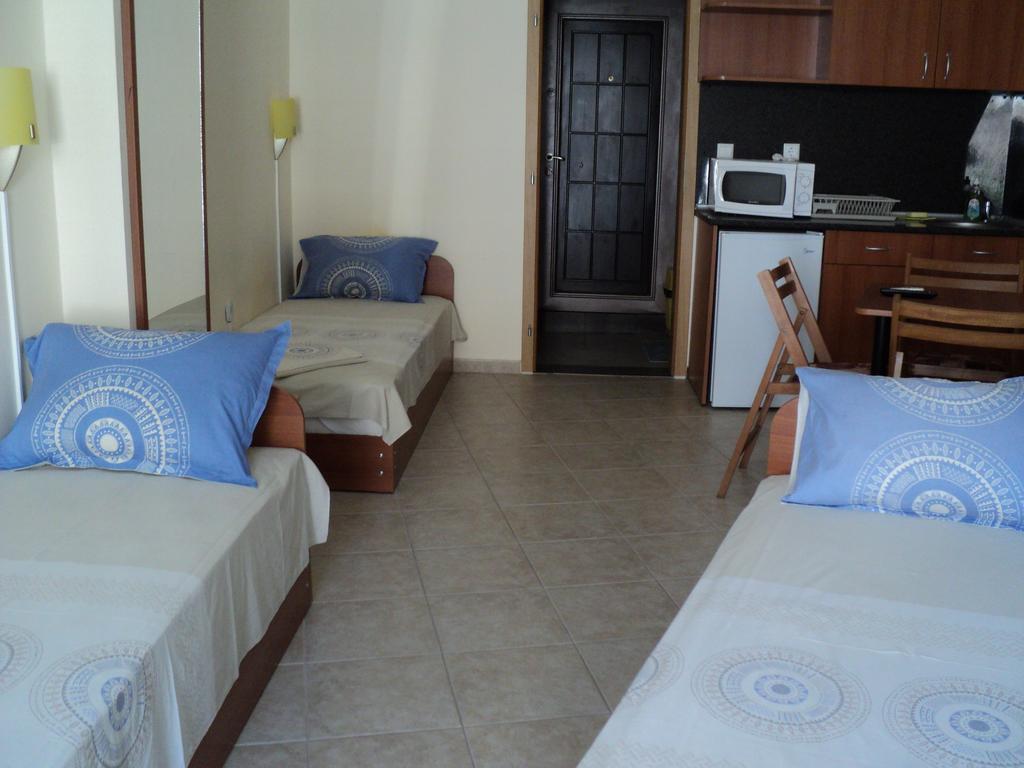 Meni Apartments And Guest Rooms Sozopol Habitación foto