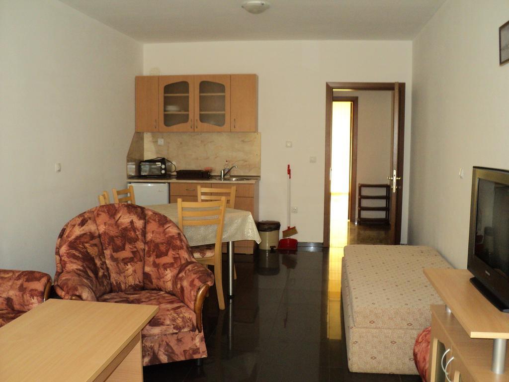 Meni Apartments And Guest Rooms Sozopol Exterior foto