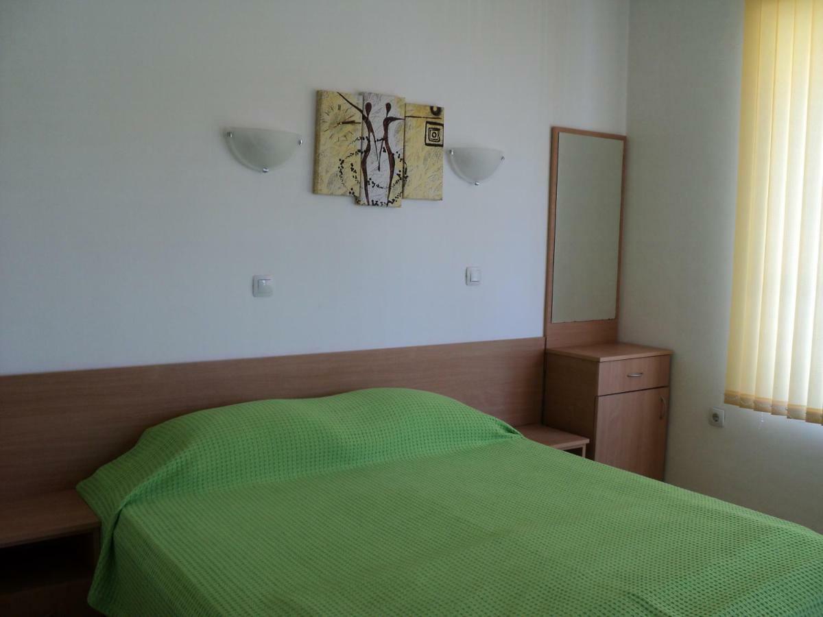 Meni Apartments And Guest Rooms Sozopol Exterior foto