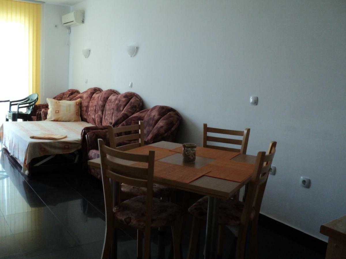 Meni Apartments And Guest Rooms Sozopol Exterior foto
